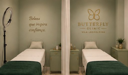 Salas de atendimento com macas, tons de verde e logo dourado
